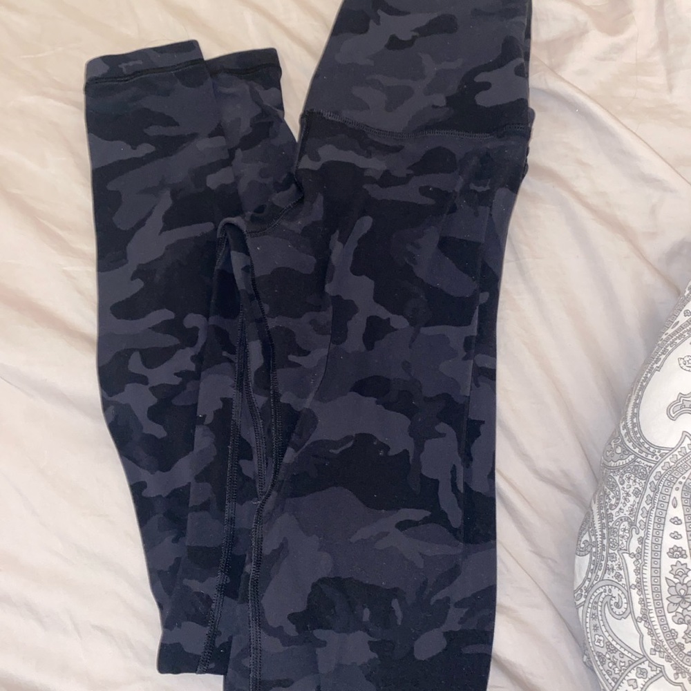 Lululemon Black camo aligns